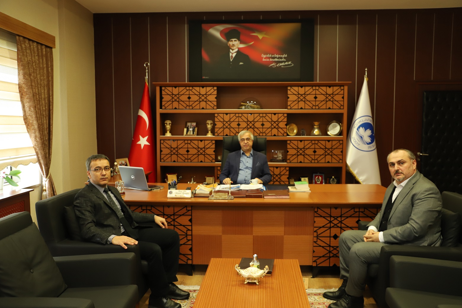 doc dr ali kurt rektorumuz sengorur e kitap hediye etti klu rektorluk iyilesecegiz